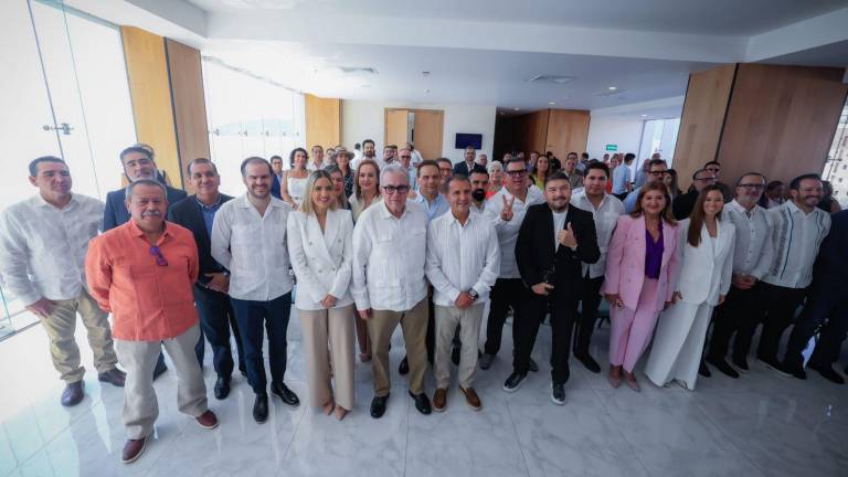 El Gobernador Rubén Rocha Moya asiste a la toma de protesta al nuevo Consejo Directivo de la Delegación Sinaloa de la CIRT.