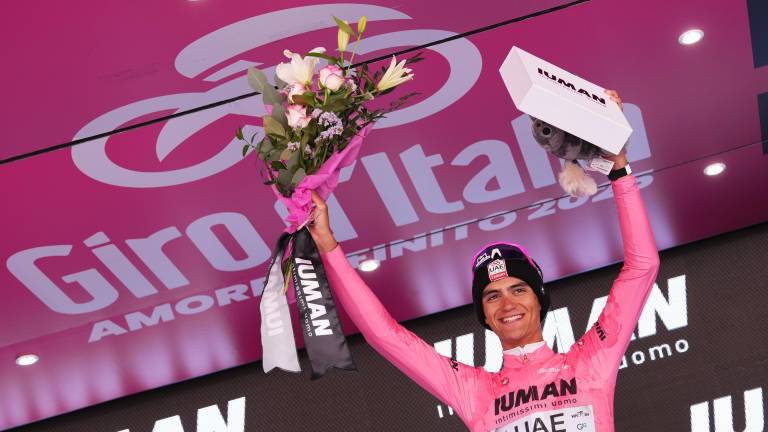 El mexicano mantiene la maglia rosa y amplía su ventaja sobre Richard Carapaz en la clasificación general.