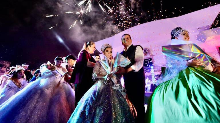 El Alcalde Édgar González Zataráin y su esposa, María Teresa Apodaca Muñoz, presidenta del Sistema DIF Mazatlán, imponen la banda como nueva soberana de los niños a Melanie Alarcón.