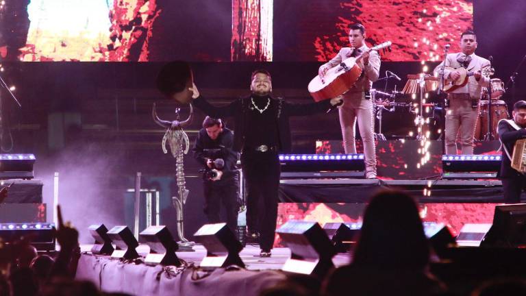 Christian Nodal durante su concierto en Culiacán.