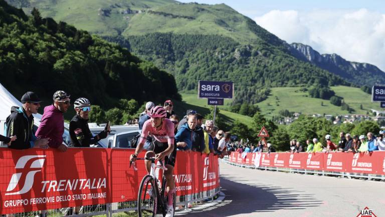 El mexicano Isaac del Toro preservó la maglia rosa, aunque vio reducida su ventaja en la cima.