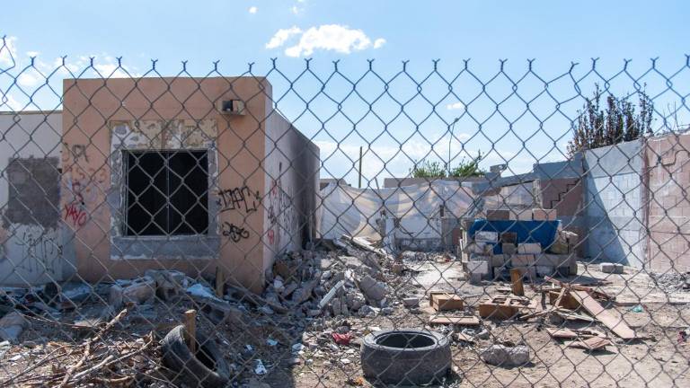 A la derecha, la casa derrumbada por los candidatos. A la izquierda, una casa gemela abandonada.