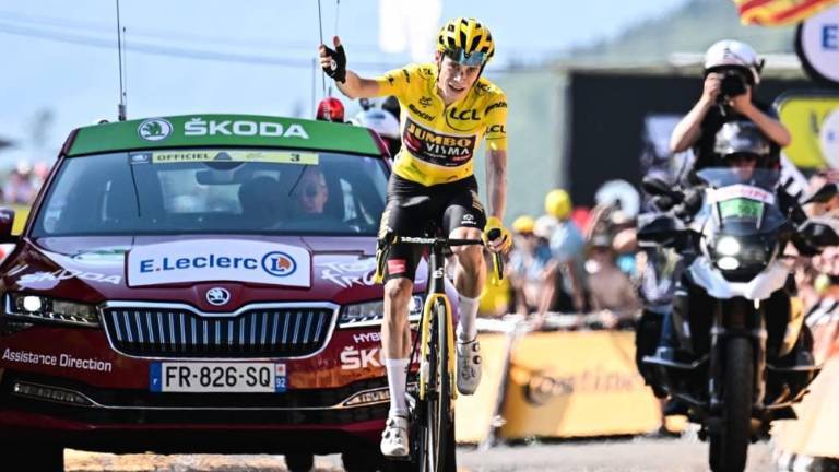 Jonas Vingegaard festeja su implacable triunfo.