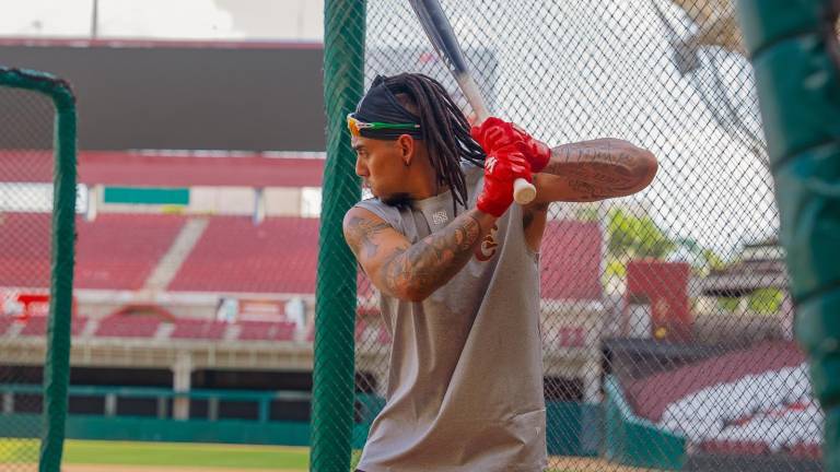 Sebastián Elizalde ya reparte batazos en las prácticas de Tomateros de Culiacán.