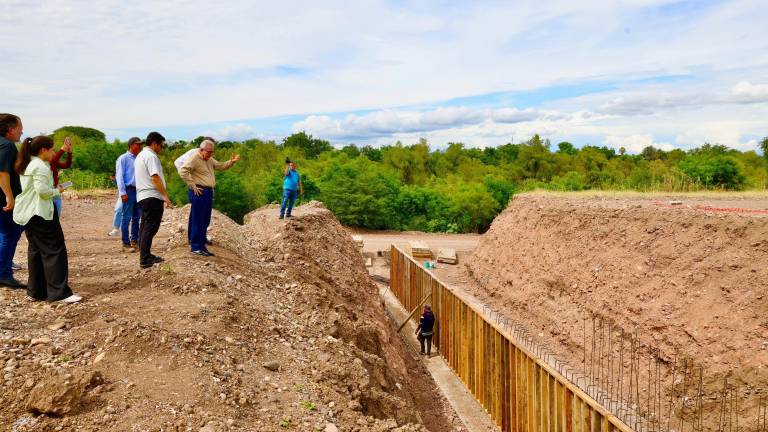El Gobernador de Sinaloa Rubén Rocha Moya supervisa el Malecón margen izquierda del río Culiacán.