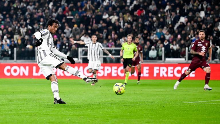 El colombiano Juan Cuadrado logró el primer gol para la Juventus en el derbi ante el Torino.