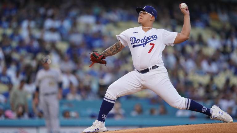 Julio Urías es felicitado.