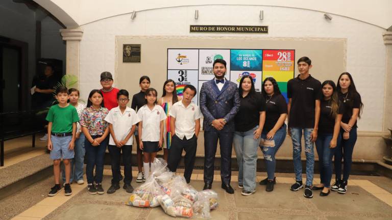Los jóvenes reciben sus becas en un acto simbólico.