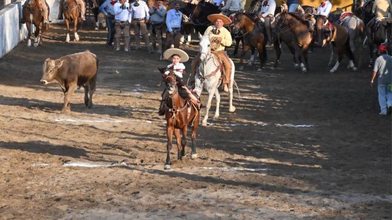 Los charros mostraron su capacidad en el Lienzo de la Colonia Juárez.