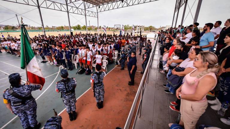 Más de 400 estudiantes del nivel secundaria estuvieron presentes en la ceremonia.