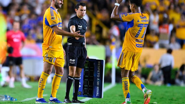Ozziel Herrera (derecha) fue el héroe de Tigres ante Bravos de Ciudad Juárez.