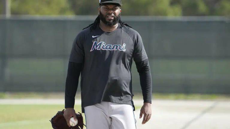 Johnny Cueto volvió a caer lesionado, ahora de uno de sus tobillos.