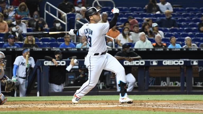 Alex Jackson sacó la bola por jonrón para los Marlins de Miami.
