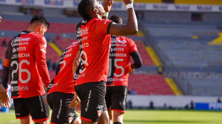 Renato Ibarra aprovechó el error en la salida de Xolos y anotó el gol del triunfo para el Atlas.