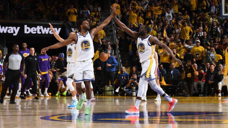 Golden State gana en casa y sigue en pie en los Playoffs