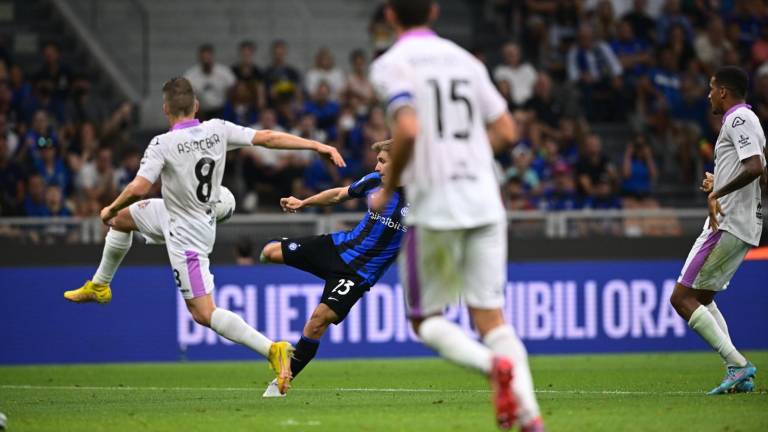Nicolò Barella puso el 2-0 parcial en el marcador, luego de un vistoso remate de bolea.