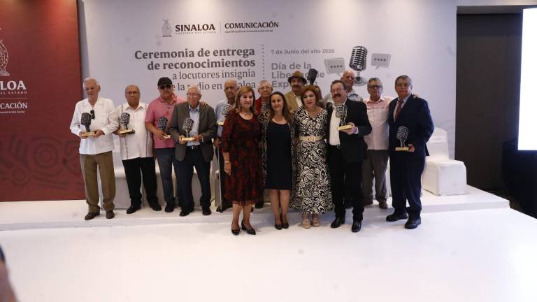 Autoridades estatales entregaron reconocimientos a locutores con amplia trayectoria en Sinaloa, destacando su papel en la consolidación del gremio y la libertad de expresión.