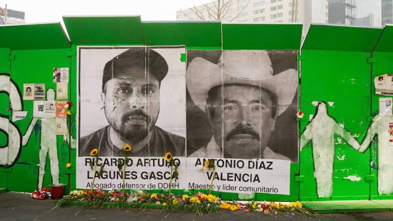 Imágenes del abogado Ricardo Lagunes Gasca y del profesor y líder comunal Antonio Díaz Valencia fueron colocadas en la Glorieta de las y los Desaparecidos el pasado 22 de enero, exigiendo su aparición con vida. Hoy se cumplen siete meses de su desaparición