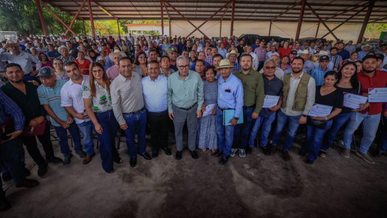 Entrega de fertilizantes a productores de riego y de temporal.