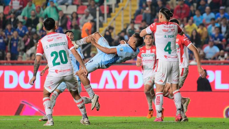Ángel Sepúlveda anotó los tres goles de Cruz Azul, el primero de ella con un remate espectacular.
