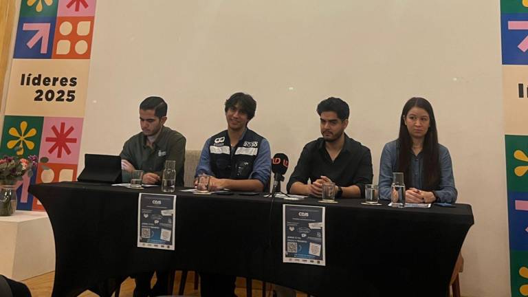 Conferencia para convocar a un certamen de debate juvenil en Sinaloa.