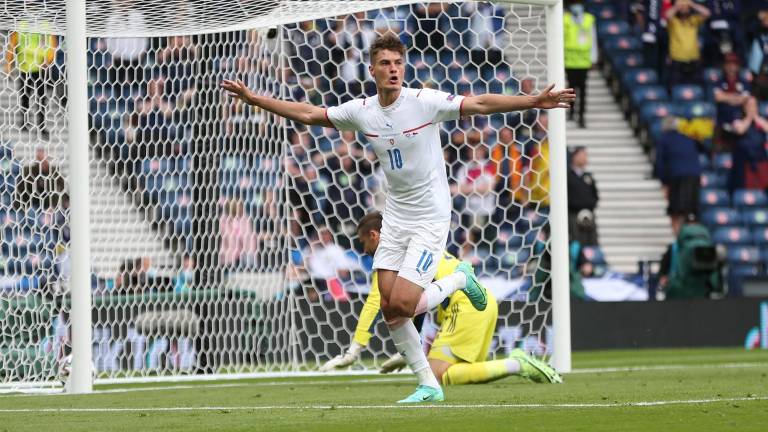 Patrik Schick festeja su gol para República Checa.