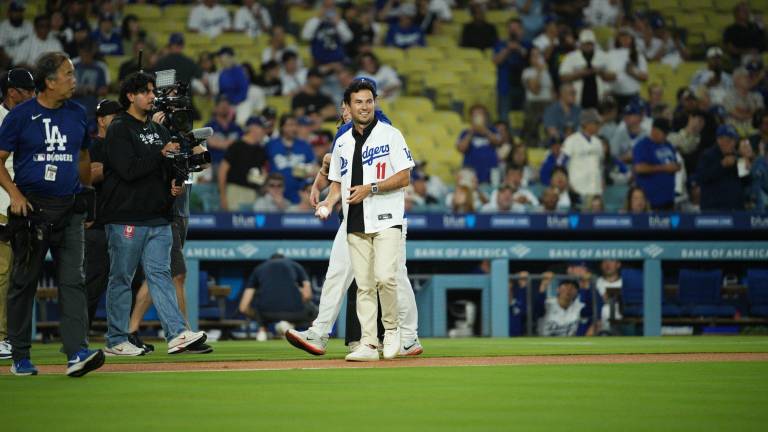 Sergio “Checo” Pérez fue el encargado de lanzar la primera bola en el juego del miércoles de los Dodgers.