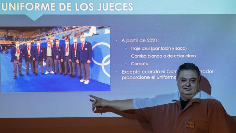 César Valenzuela realiza la ponencia.