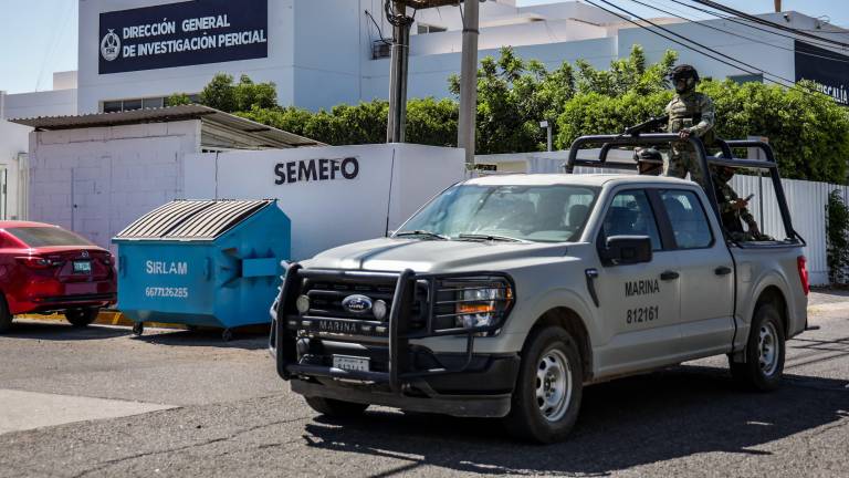 Elementos de las fuerzas armadas mantienen un estricto control sobre los accesos en las inmediaciones del Semefo en Culiacán.