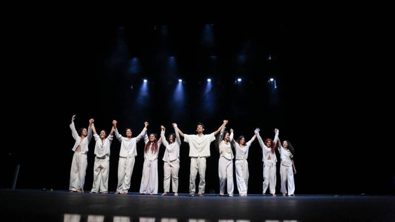 Los bailarines ofrecieron una función de graduación.
