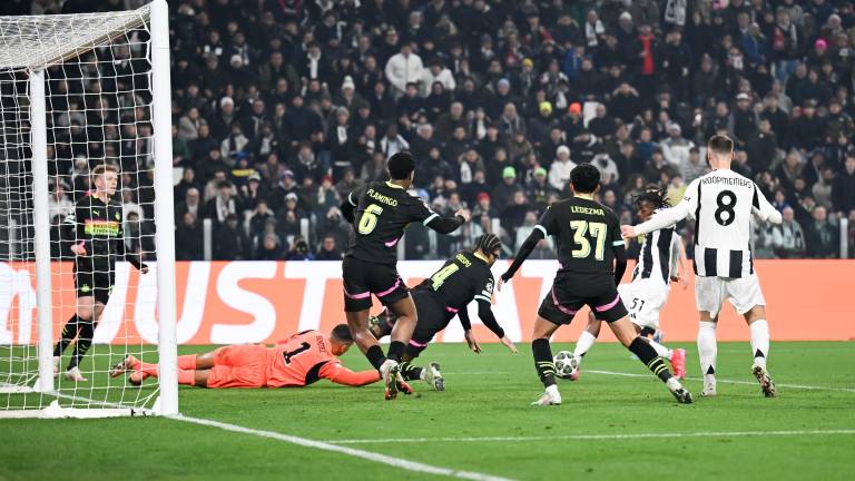 Samuel Mbangula al momento de efectuar el disparo que le dio el gol del triunfo a la Juventus.