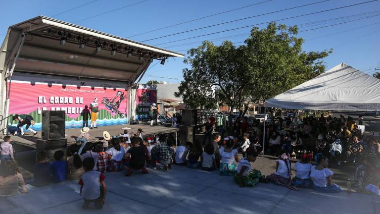 Con un escenario móvil, la cultura llegó a la colonia 4 de Marzo.