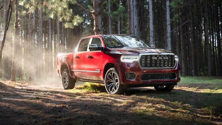 El conglomerado automotriz Stellantis, que produce Jeep y Ram, entre otras marcas, suspenderá de manera temporal la producción en plantas de México y Canadá.
