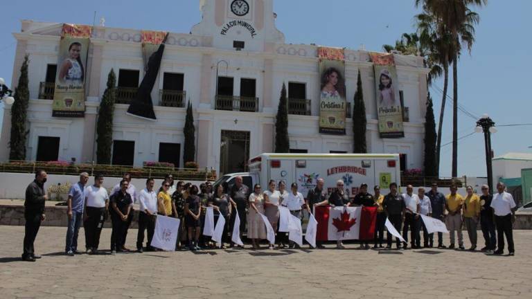 Autoridades y rotarios de Canadá y México.