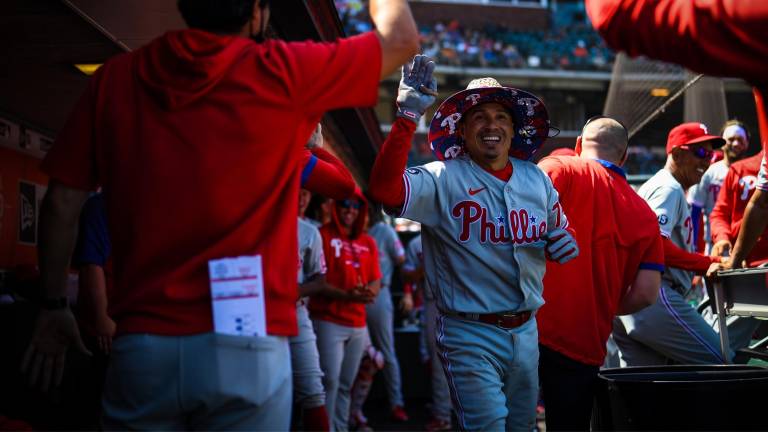 Ronald Torreyes celebra en el dugout tras conectar jonrón.
