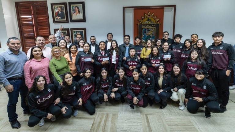 El Presidente Municipal Juan de Dios Gámez Mendívil hace la entrega de becas deportivas.