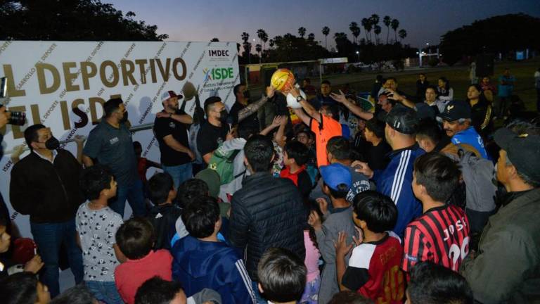El titular del Isde entrega material deportivo a los participantes.