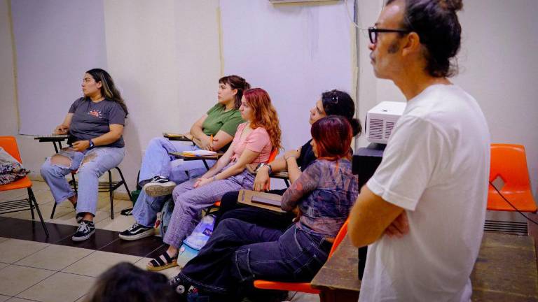 Luis Rochín durante el taller con los jóvenes.