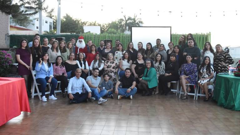 Personal, maestros y alumnos festejan su posada.