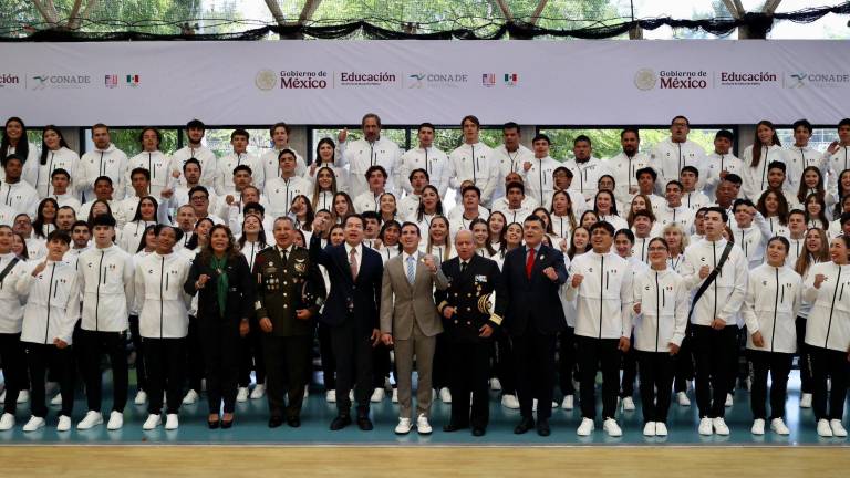 Autoridades abanderan al equipo mexicano.