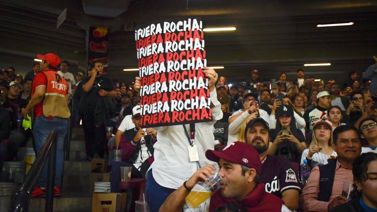 Aficionados pidieron, a través de pancartas y con gritos, la salida del Gobernador Rubén Rocha Moya.