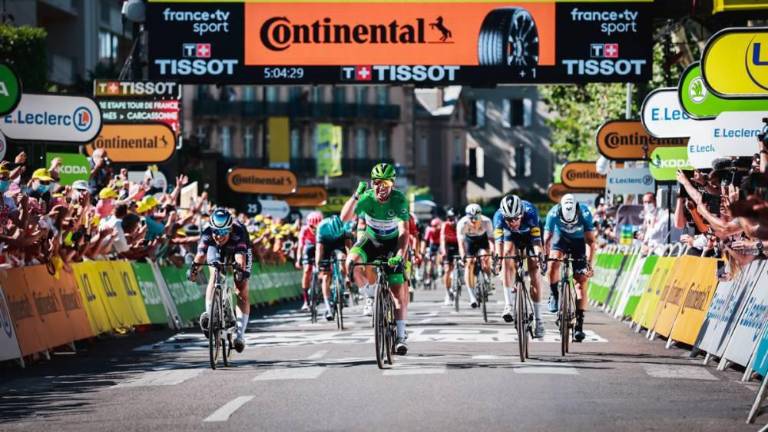 Mark Cavendish celebra su triunfo en Carcassonne.