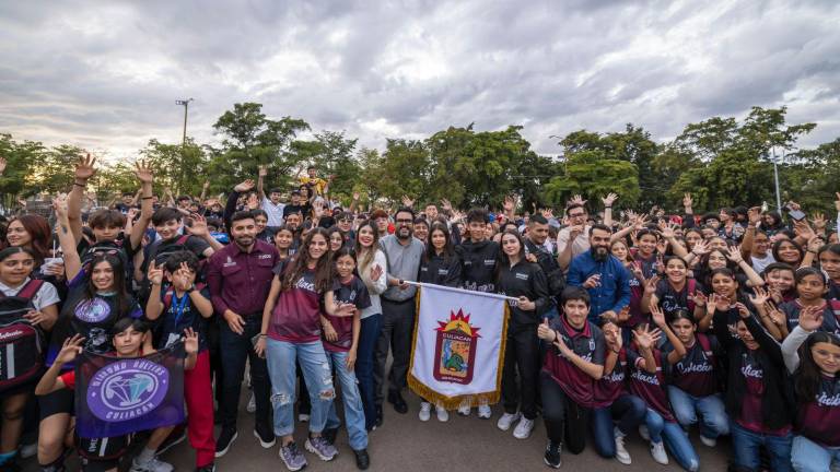 Juan de Dios Gámez encabeza el abanderamiento de los deportistas culiacanenses.