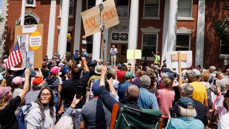 Miles de personas protestaron en EU este sábado contra lo que consideran un gobierno autoritario encabezado por Donald Trump.