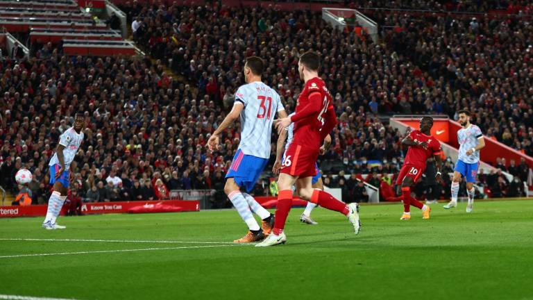 Sadio Mané (10) puso el cerrojo en la goleada del Liverpool.