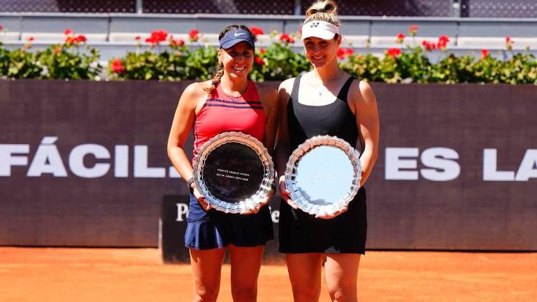 Giuliana Olmos y Gabriela Dabrowski lucen su trofeo de campeonas.