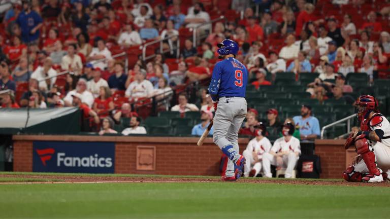 Javier Báez observa su jonrón en la décima entrada, con el que los Cachorros derrotaron a los Cardenales.