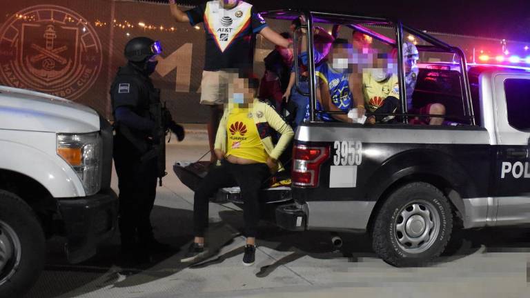 Setenta aficionados fueron detenidos en la entrada del estadio de futbol.
