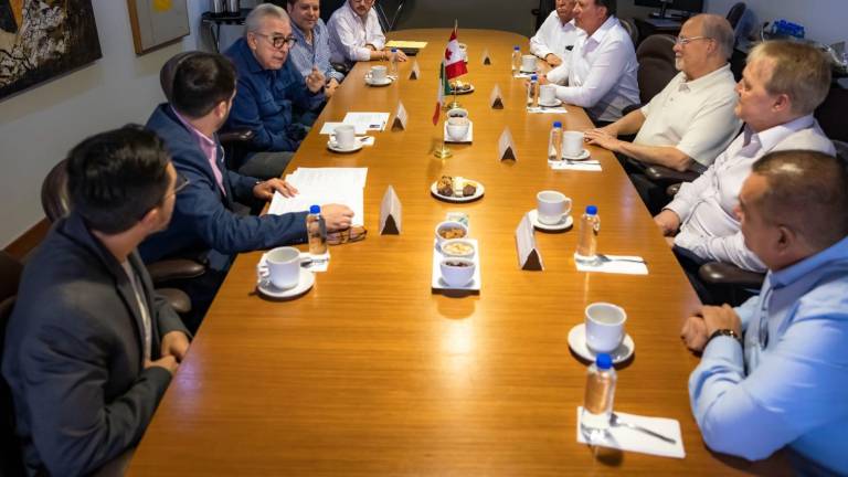 El Gobernador de Sinaloa Rubén Rocha Moya, junto con funcionarios estatales y el Diputado federal Mario Zamora Gastélum, en reunión con directivos de la empresa minera Oroco Resource Group de Canadá.