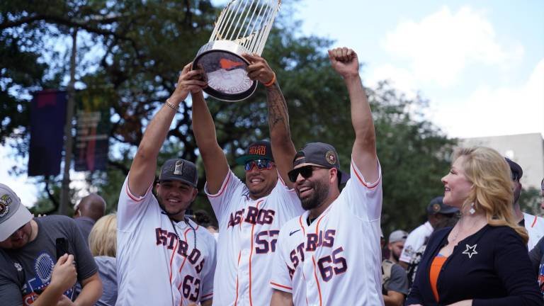 El pítcher sinaloense José Urquidy (derecha), durante el festejo de los Astros de Houston tras la conquista de la Serie Mundial.